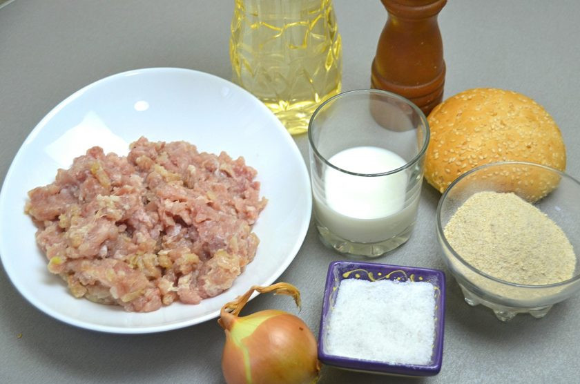 1. Этап. Куриные котлеты с молоком: Подготовьте ингредиенты.