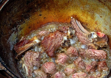 1. Этап. Шурпа из баранины в казане: В раскаленном масле обжариваем мясо.