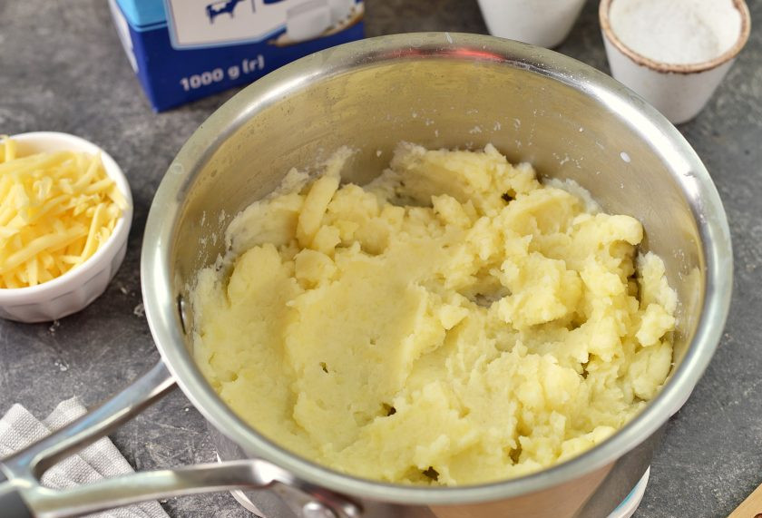 1. Этап. Звезды из сосисок и картофельного пюре: Слейте воду в которой варился картофель, влейте немного молока, протрите толкушкой в пюре.