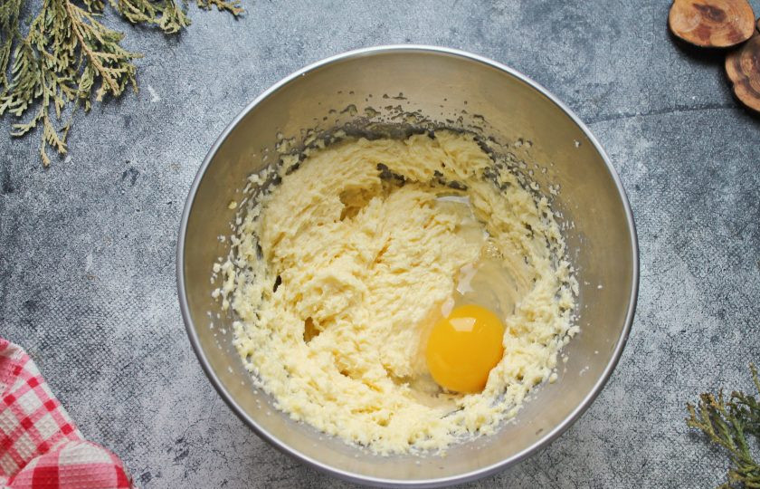 1. Этап. Маффины с кокосовой стружкой: Добавляйте по одному яйцу, каждый раз хорошо взбивая.