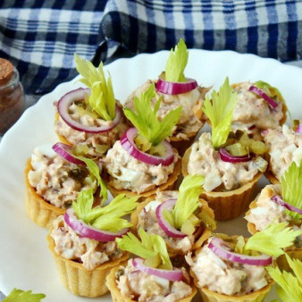 Тарталетки с тунцом и огурцом