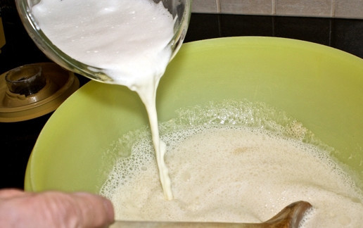 1. Этап. Пирожки с капустой на сдобном тесте: 4. Перелейте смесь из блендера в большую миску с дрожжами.