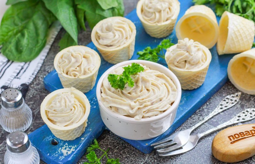 1. Этап. Селедочное масло классический рецепт: Выложите массу в кондитерский пакет и отсадите в тарталетки, на канапе или просто в пиалу, соусник. Охладите в холодильнике минимум 30 минут. За это время масло загустеет и будет плавно намазываться на хлеб, тосты. Приятного вам аппетита!