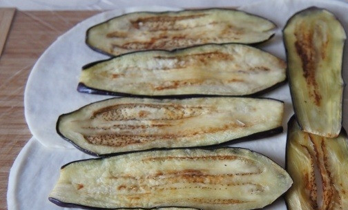 1. Этап. Cырные блины из сулугуни: На сыр уложите баклажаны и грибную начинку. Далее сделайте все также, как и во втором шаге.