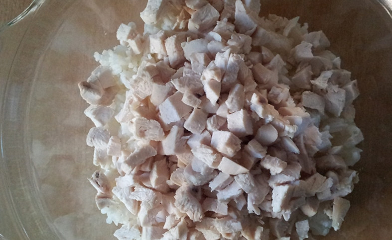 1. Этап. Салат с консервированными шампиньонами: Отдельно отварите куриное филе. Остудите и нарежьте его кубиками. Добавьте к рису.