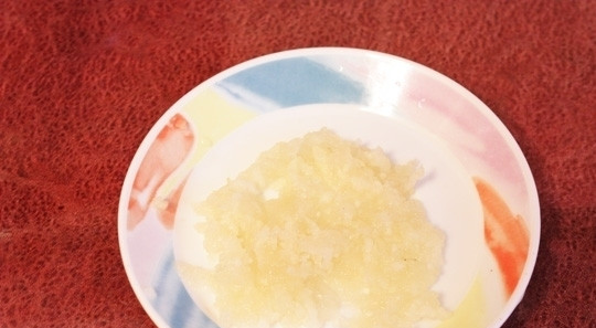 1. Этап. Цветная капуста с куриным филе: Чеснок измельчаем. Это можно сделать при помощи чесночницы или используя нож.