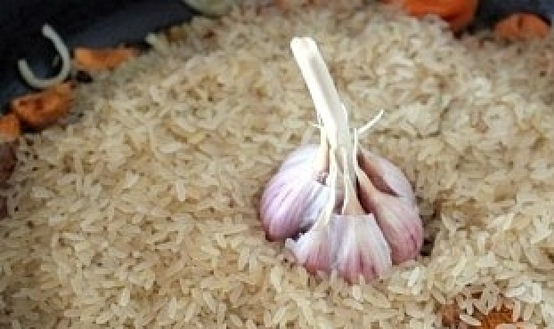 1. Этап. Плов с фаршем: Засыпать рис, воткнуть головку чеснока.