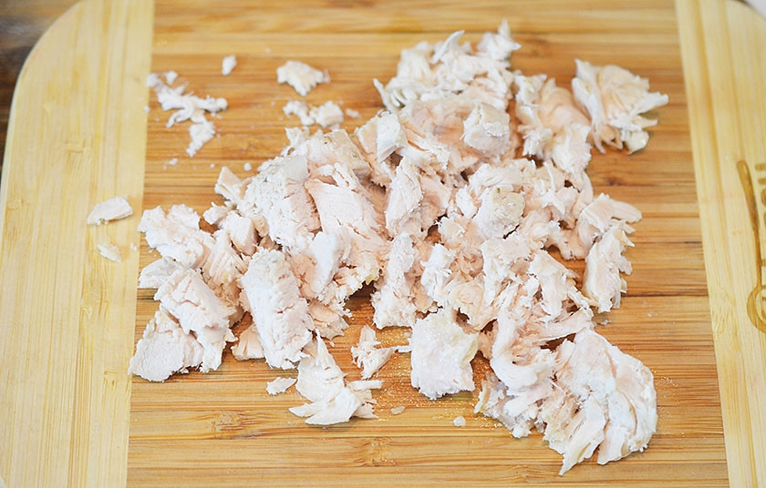 1. Этап. Праздничный салат Яркая фантазия: Салат - слоёный. Для первого слоя нарежьте куриную грудку кубиком.