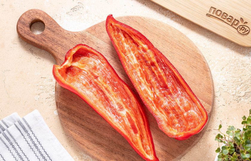 1. Этап. Жареный перец с сыром: Перцы разрежьте пополам, удалите хвостик и семена. Если перец крупный, то можно разрезать его на 4 части.