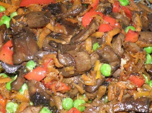 1. Этап. Рулет из мяса в духовке: Добавляем зеленый горошек, соль и перец. Перемешиваем и убираем с плиты.