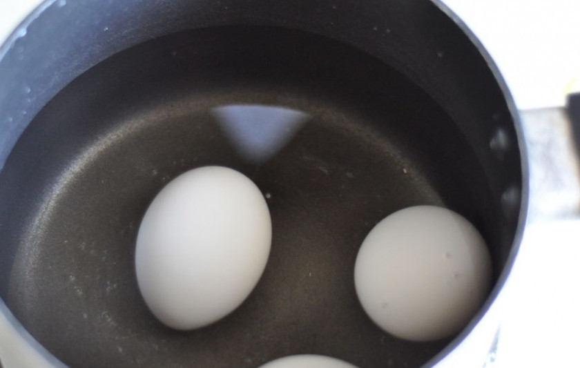 1. Этап. Яйца куриные фаршированные: Положите яйца в холодную воду. Поставьте на средний огонь.