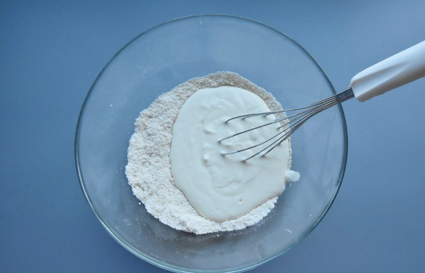 1. Этап. ПП капкейки: Соедините жидкие ингредиенты с сухой смесью для теста.