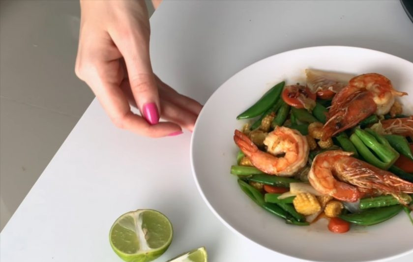 1. Этап. Горячий тайский салат: 4. Подавайте горячим. Приятного аппетита!