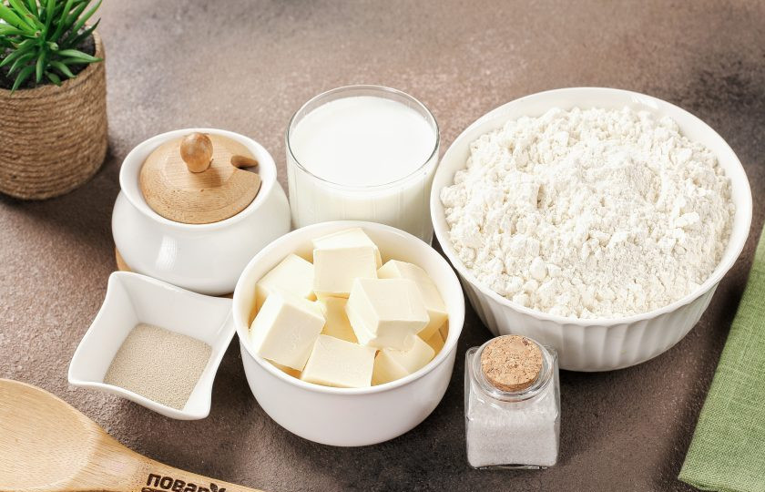 1. Этап. Хрущёвское тесто на сухих дрожжах: Подготовьте все ингредиенты. Сливочное масло нарежьте кубиками и предварительно размягчите при комнатной температуре.