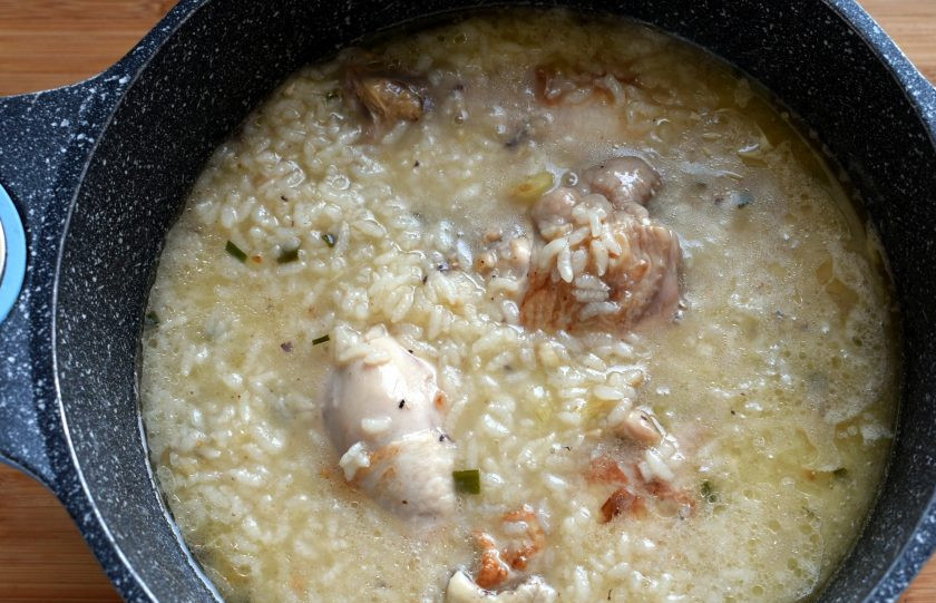 1. Этап. Филиппинский Арроз Кальдо: Убавьте огонь и варите около часа, до готовности курицы и разваривания риса. Временами помешивайте, чтобы рис не пригорал.