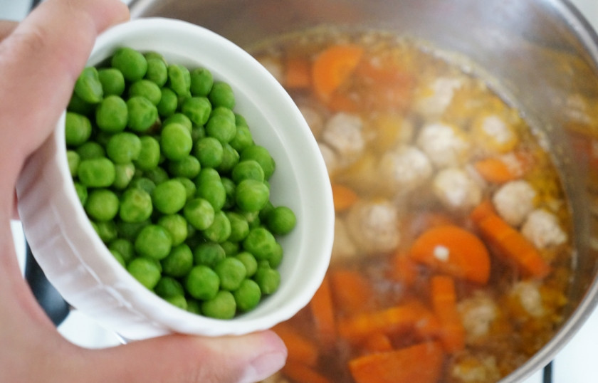 1. Этап. Суп с куриным фаршем: Теперь всё просто — иногда снимайте пенку ложкой с поверхности супа. Без фанатизма) Периодически ножом прокалывайте морковь. Как только она стала достаточно мягкой для вас, засыпайте горошек.