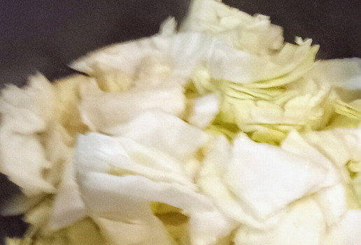 1. Этап. Эфиопский тикил гомен: Добавьте капусту и готовьте 20 минут, регулярно помешивая до равномерного прогрева, избегая подгорания.