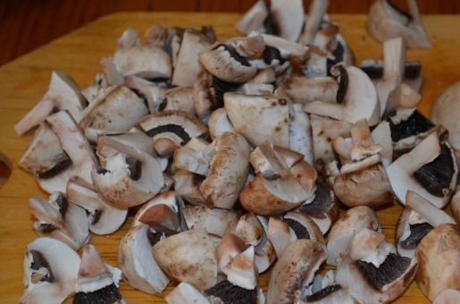 1. Этап. Тушеный картофель: 6. Тем временем вымойте, обсушите и измельчите грибочки.