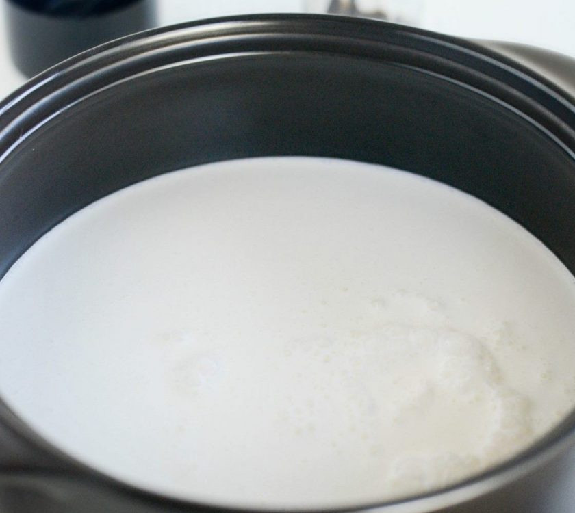 1. Этап. Горячий шоколад эспрессо: Нагрейте до горячего состояния молоко вместе со сливками, но не кипятите.