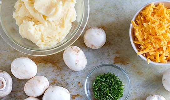 1. Этап. Шампиньоны под шубой: 1. Вот такой набор ингредиентов нам потребуется. Пюре, кстати, можно использовать то, что осталось после праздников, например.