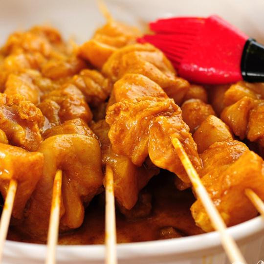 1. Этап. Курица в ореховом соусе: Залейте курицу маринадом. Тщательно покройте маринадом всю птицу. Можно использовать кисточку для выпечки, но если вы работаете руками - не забудьте одеть перчатки, так как куркума сильно пачкает руки. Мариновать курицу нужно в течении 1 часа.