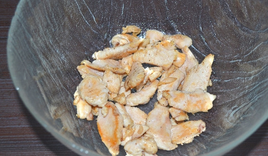 1. Этап. Салат Ревнивец: 8. Обжаренную курицу выложите в салатник.