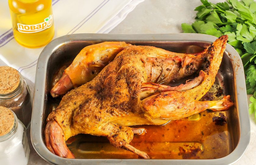 1. Этап. Утка по-чешски: Утку выложите в форму и накройте фольгой. Если есть рукав для запекания, то используйте его. Разогрейте духовку до 180 градусов и запеките птицу примерно 1,5 часа, по ее весу. За 5 минут до окончания запекания удалите фольгу и подрумяньте утку.