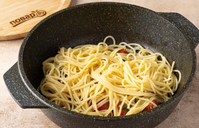 1. Этап. Спагетти с бальзамическим уксусом: Добавьте спаггети, перемешайте. Прогрейте их пару минут, пока они не впитают соус и лишняя жидкость не выпарится.