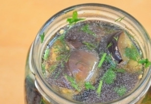 1. Этап. Баклажаны с чесноком соленые: Делаем рассол. 0,5 л воды ставим на огонь, добавляем 1 ч.л. соли. После закипания добавляем уксус. Наливаем рассол в банки и закупориваем крышками.