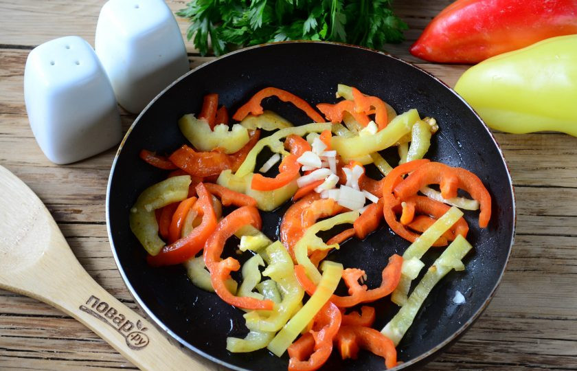 1. Этап. Мясные роллы, фаршированные овощами: Затем добавьте в сковороду мелко нарезанный чеснок и готовьте еще 3 минуты на таком же огне.