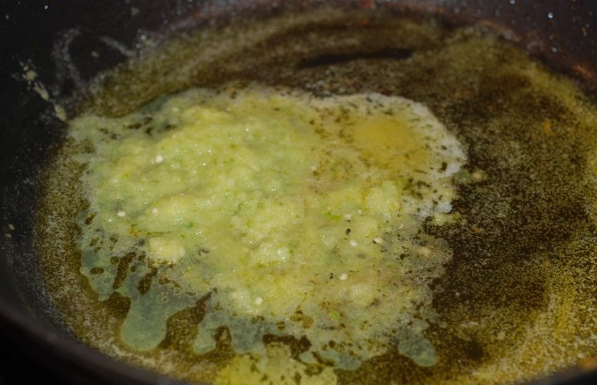 1. Этап. Легкая куриная подливка: 3. В сковороду, в которой жарилась курица отправьте измельченный имбирь, чеснок и чили. Жарьте в течение 1 минуты.