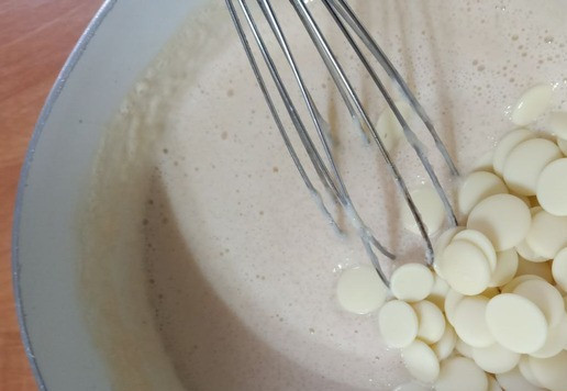 1. Этап. Конфеты А-ля Баунти: В горячую поленту добавляем белый шоколад, и тщательно вымешиваем до полного растворения шоколада