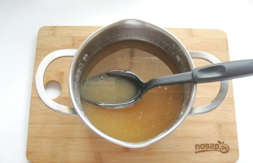 1. Этап. Варенье из яблок и слив: Поставьте кастрюлю с сахаром и водой на плиту и доведите сахар до полного растворения.