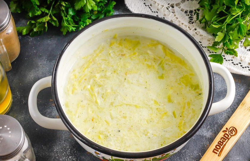 1. Этап. Молочный суп с капустой: Попробуйте горячее на вкус и выключите нагрев. По желанию можно добавить за минуту до окончания варки измельченную зелень укропа или петрушки.