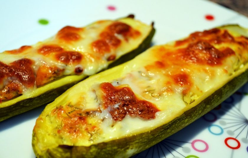 1. Этап. Цукини, запеченные с начинкой: 3. Отправьте ковощи в разогретый до 200 градусов духовой шкаф на 20 минут, затем посыпьте тертым чеддером и запекайте еще 10 минут.