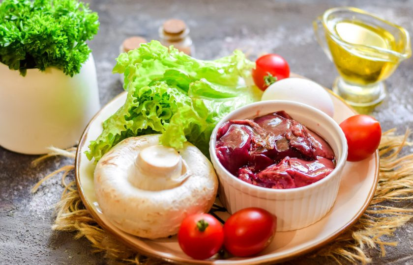 1. Этап. Теплый салат с печенью и омлетом: Подготовьте ингредиенты.