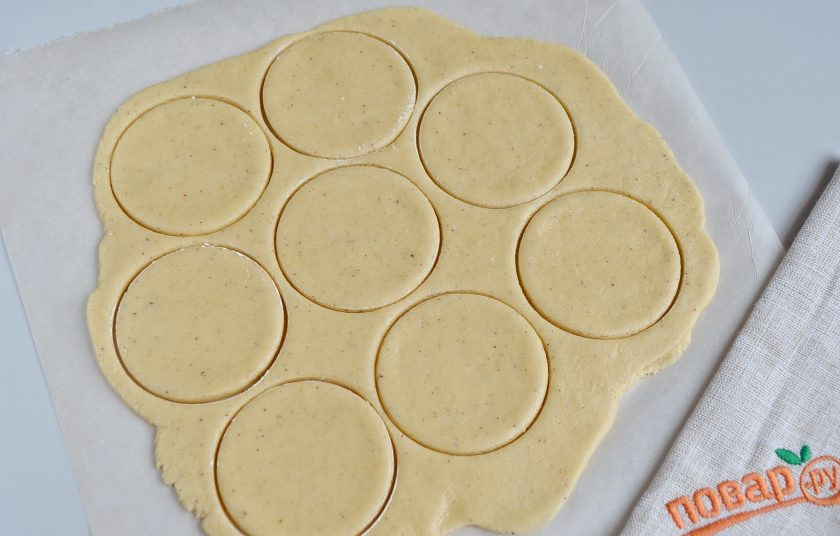 1. Этап. Криптопеченье: 9. Отрежьте кусочек теста, тонко раскатайте его. Очень удобно раскатывать на пергаменте, накрыв вторым листом пергамента, так оно не прилипает к скалке. Потом пергамент снимаете верхний и выдавливаете вырубкой тесто. Толщина — 3-4 мм.