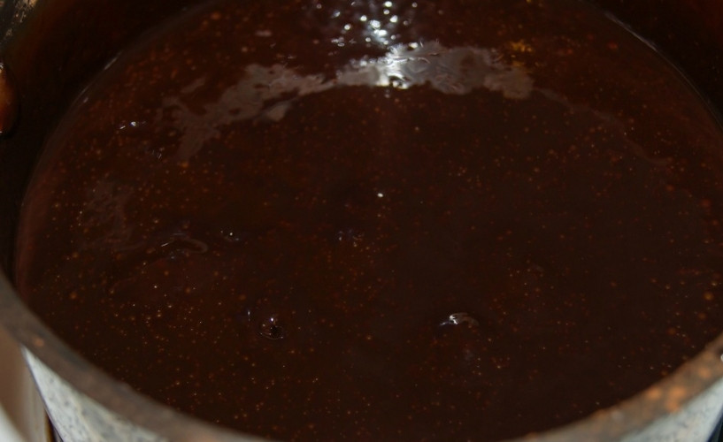 1. Этап. Диетические глазированные сырки: 2. Когда масса станет пластичной и однородной, прекратим ее вымешивать и займемся глазурью. В молоке растворим агар-агар и какао, добавим желтки, перемешаем до однородности. А только потом ставим на слабый огонь, доводим до кипения и увариваем до загустения. Масса должна посветлеть.