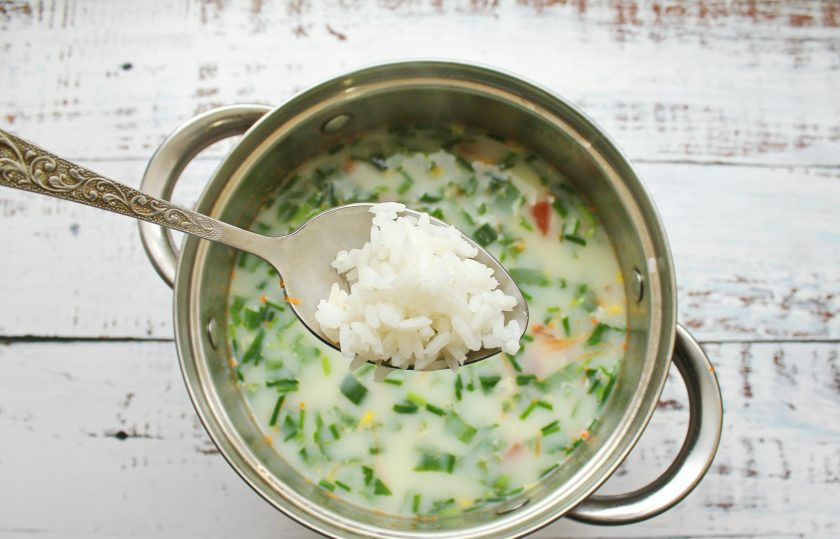 1. Этап. Дачный рисовый суп со снытью: Добавьте в кастрюлю отварной рис и доведите до кипения.