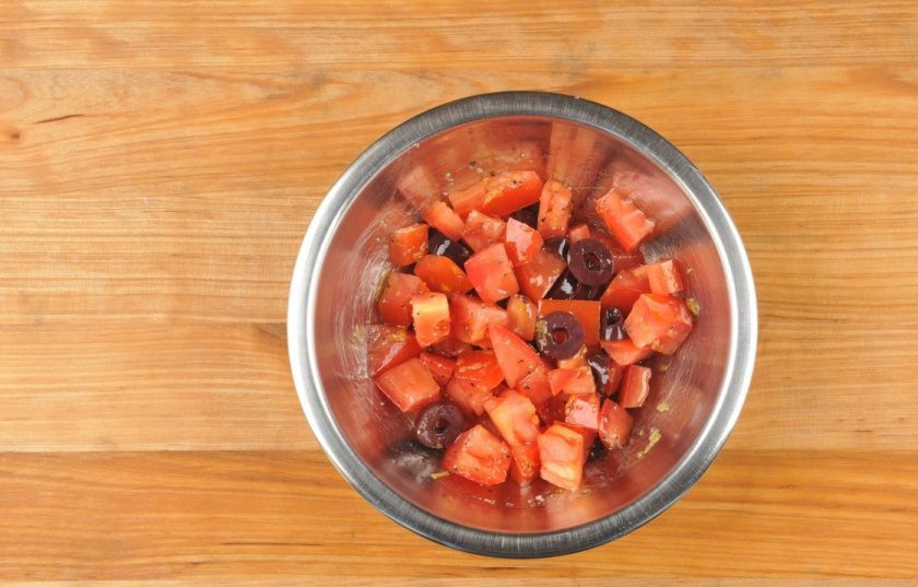 1. Этап. Жареная форель с гарниром: 3. В это время сделайте гарнир. Помидоры смешайте с оливками, каперсами, половиной цедры лимона, солью, 1 ст. ложкой масла и перцем.