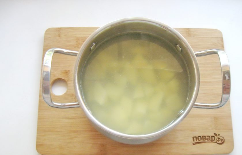 1. Этап. Уха из пеленгаса: Рыбный бульон процедите. Добавьте нарезанный кубиками картофель и начинайте варить уху.