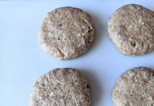 1. Этап. Сэндвич «Патти Мелт» с индейкой: Формуем круглые котлеты (того же размера, что ломтики хлеба), кладём отдохнуть на 20 минут в холодильник.