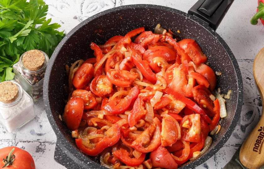 1. Этап. Мясо по-сербски: Перемешайте и выдержите овощи ещё 1-2 минуты.