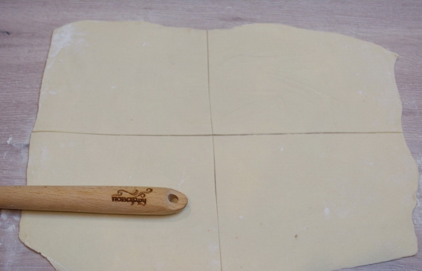 1. Этап. Хачапури из бездрожжевого слоеного теста: Разделите тесто на несколько частей, разрезав его на равные квадраты или прямоугольники.