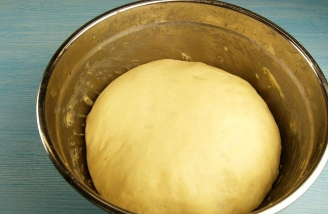 1. Этап. Шанежки с творогом: 3. Тесто в миске накрываю полотенцем и оставляю при комнатной температуре на 1,5-2 часа, затем обминаю его и оставляю еще на 20-30 минут.