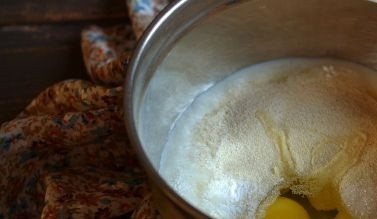 1. Этап. Оладьи из манки (оригинальный рецепт): Добавляем в тесто яйцо.