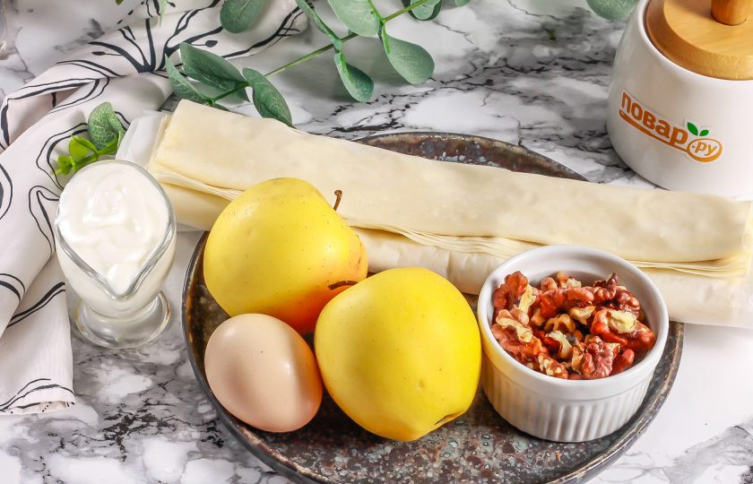 1. Этап. Рулет с яблоком и орехами: Подготовьте указанные продукты. Тесто фило приобретите в магазине или супермаркете, разморозьте. Яблоки используйте любых сортов.