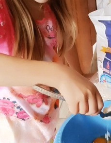 1. Этап. Бульбяники белорусские без начинки: Добавить 1 ст. ложку муки с горкой (1,5 ст. ложки) и 1 столовую ложку панировочных сахарей (можно обойтись без сухарей, с сухарями получается очень красивая корочка)