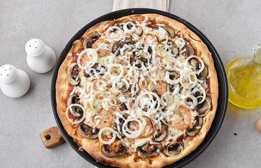 1. Этап. Пицца с креветками и грибами: Выпекайте пиццу в хорошо прогретой духовке минут 15-20. Тесто должно подрумяниться по краям, сыр расплавиться и запузыриться.