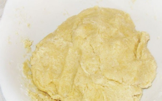 1. Этап. Сладкое песочное тесто: Добавьте яйцо и замешайте тесто.